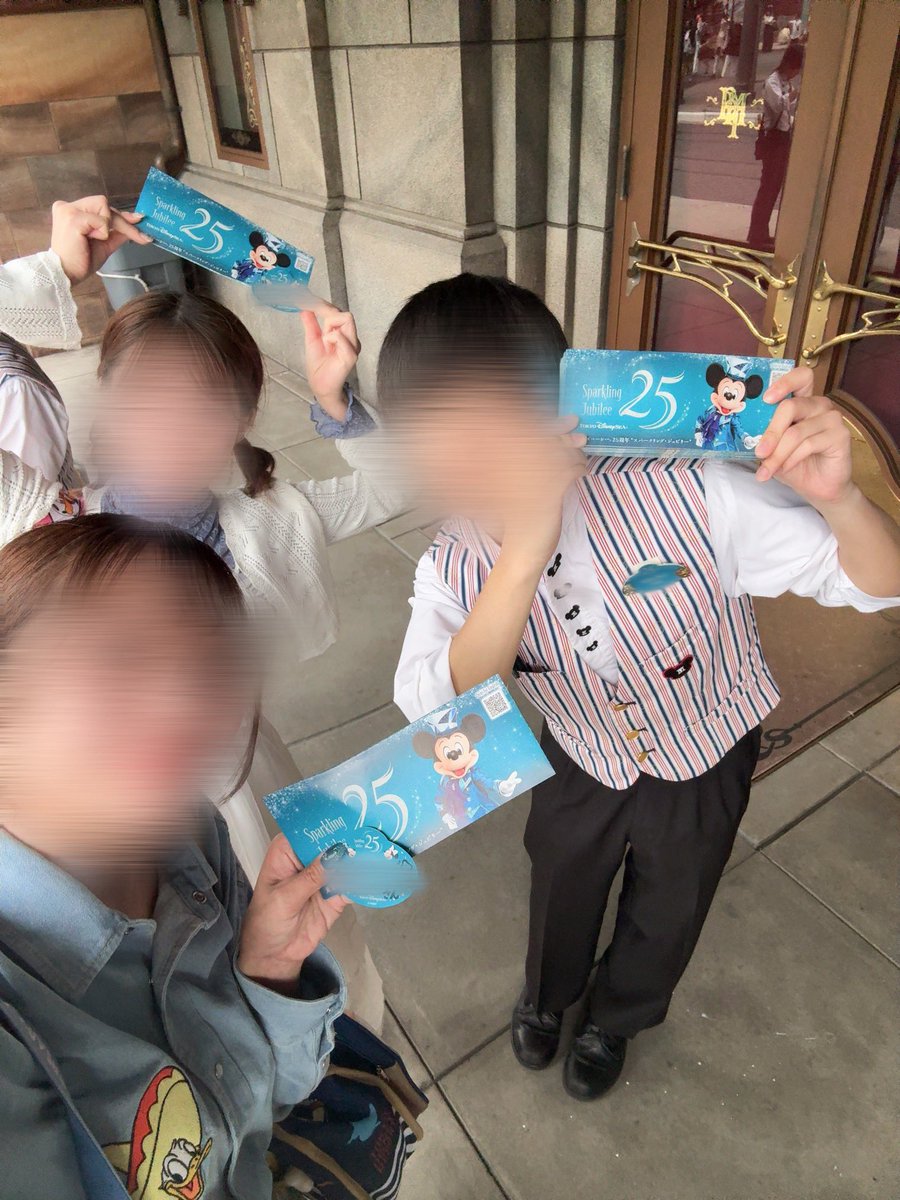 httdnld's tweet photo. ジュビリーシールのキャストさんがランドからシーにシール書きに来てて前はショーベースにいたって聞いた瞬間、「あれ！？もしかして！？クラブマウスビートの感動的な前説のお兄さんですか！？」「声どこかで聞いたことあるな〜って思ってました！」「顔見覚えありすぎました」と大興奮の我々 https://t.co/XHEp6u2VlO