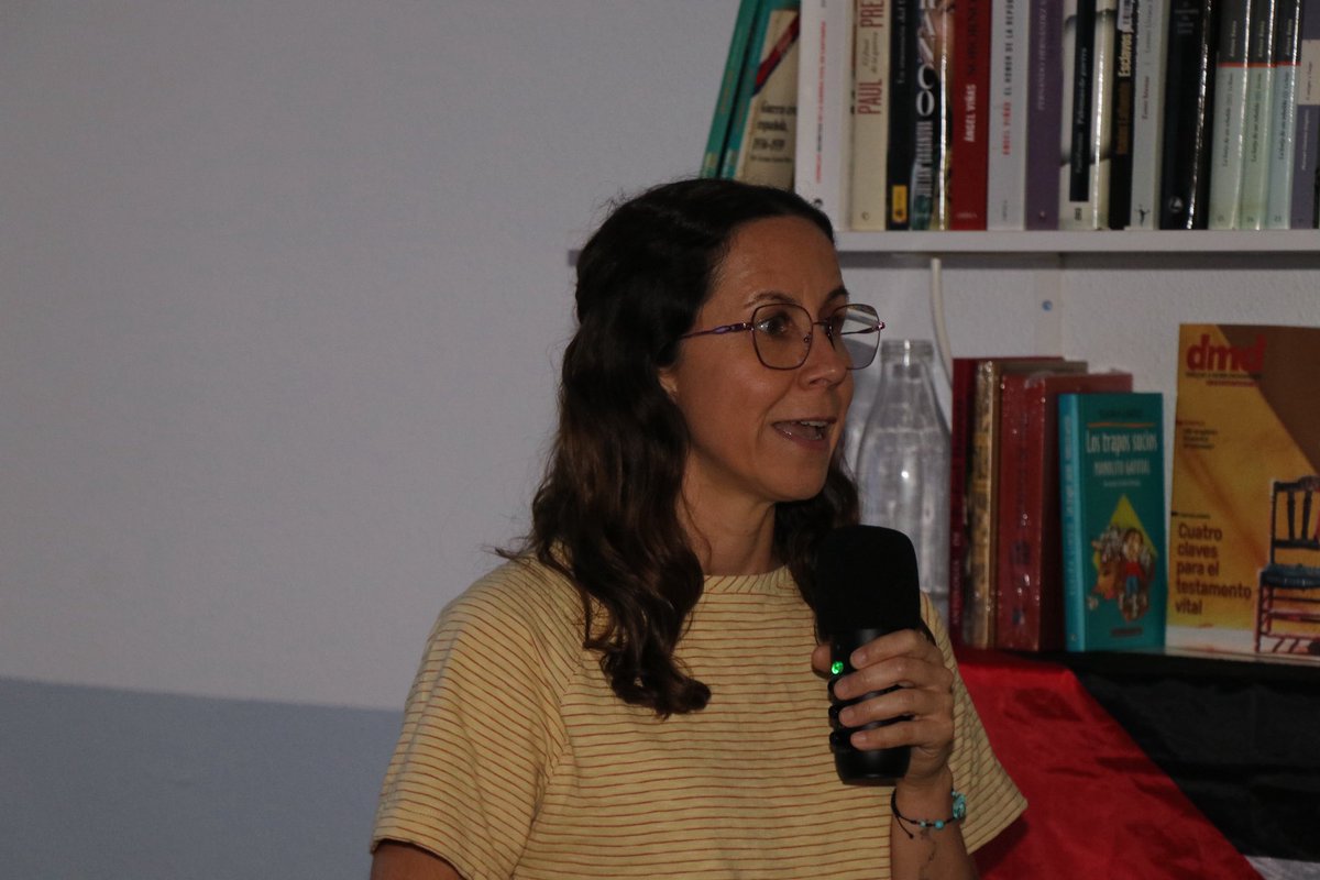 ASCM_es's tweet photo. 💜 Marisa Maza protagonizó en el Ágora Solidaria Cultura y Memoria Luis Toca la charla ‘Mitos del amor romántico’.

Un encuentro para reflexionar sobre dependencia emocional, celos, autoestima y relaciones saludables.
Ponencia completa ➡️https://t.co/FN04ZZYJ5d https://t.co/DmfIa14XBh