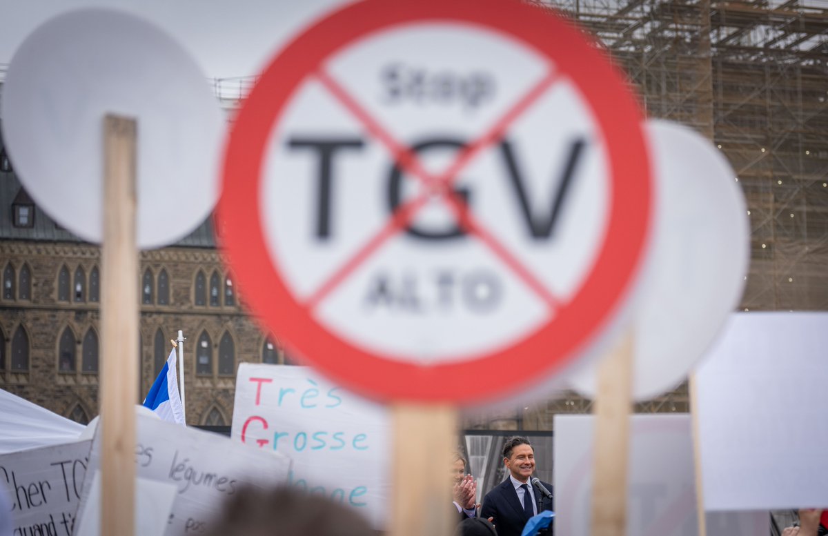 PierrePoilievre's tweet photo. Le TGV libéral est une dépense inutile de 90 milliards de dollars qui ne profitera qu'aux élites libérales, malgré le fait qu'il soit entièrement financé par les familles québécoises et canadiennes.

Les agriculteurs, les propriétaires fonciers et les travailleurs disent NON au TGV.

Les conservateurs sont avec eux. Signez si vous êtes d'accord : https://t.co/gzDLSSCfFQ