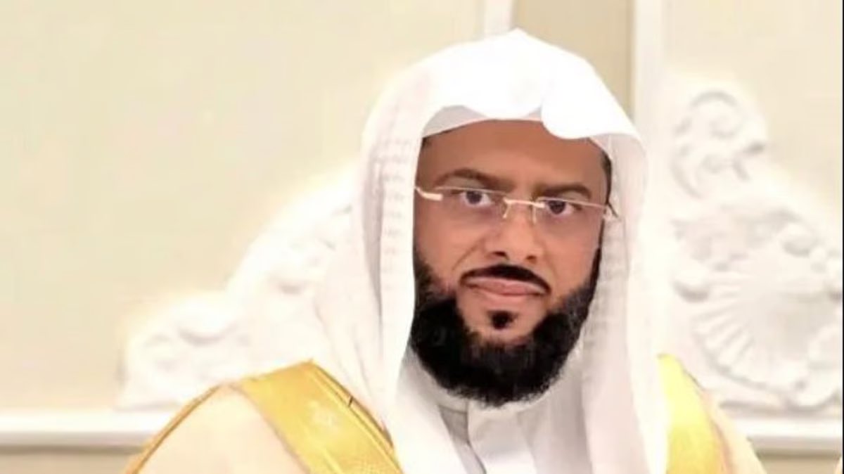 AbuRasheed269's tweet photo. #أمر_ملكي_كريم بتعيين الشيخ خالد بن أحمد بشير معافا عضوًا في المحكمة العليا

خالد شوكاني _ جازان 

صدر أمرٌ ملكي كريم يقضي بتسمية فضيلة الشيخ خالد بن أحمد بشير معافا، رئيس محكمة الاستئناف بمنطقة جازان، عضوًا في #المحكمة_العليا، في خطوة تعكس ما يحظى به من ثقة القيادة الرشيدة - أيدها الله - وتقديرها للكفاءات القضائية الوطنية المشهود لها بالعلم والخبرة والنزاهة.

ويُعد هذا التعيين امتدادًا لمسيرة قضائية حافلة بالعطاء والتميز، حيث أسهم فضيلته خلال سنوات عمله في خدمة مرفق القضاء، وعُرف بالكفاءة المهنية والحرص على تحقيق العدالة وترسيخ مبادئ القضاء المستمد من الشريعة الإسلامية السمحة، 
كما يحظى الشيخ خالد بن أحمد بشير معافا بمكانة علمية وقضائية مرموقة، جعلته محل تقدير واحترام بين زملائه ومنسوبي السلك القضائي، لما عُرف عنه من حكمة واتزان وإخلاص في أداء رسالته، وسعيه الدائم إلى خدمة المتقاضين وتحقيق العدالة الناجزة وفق الأنظمة والتعليمات المرعية.

ويأتي هذا الأمر الملكي الكريم تأكيدًا لحرص القيادة الحكيمة حفظهما الله على دعم مرفق القضاء وتمكين الكفاءات الوطنية المتميزة من الإسهام في تطوير المنظومة العدلية، بما يحقق مستهدفات رؤية المملكة 2030 ويعزز من كفاءة وجودة الخدمات القضائية.

وبهذه المناسبة، رفع عدد من المسؤولين والقضاة والأعيان والمواطنين بمنطقة جازان أسمى آيات التهنئة والتبريكات لفضيلة الشيخ خالد بن أحمد بشير معافا، سائلين الله تعالى له التوفيق والسداد في مهامه الجديدة، وأن يعينه على حمل هذه الأمانة العظيمة وخدمة الدين ثم المليك والوطن.

ويُعد هذا التعيين مصدر فخر واعتزاز لأبناء منطقة جازان، الذين يرون في هذه الثقة الملكية الكريمة تقديرًا للكفاءات الوطنية المخلصة، ودافعًا لمواصلة العطاء والتميز في مختلف المجالات.

ألف مبارك لفضيلة الشيخ خالد بن أحمد بشير معافا هذه الثقة الملكية الغالية، ونسأل الله له دوام التوفيق والسداد.
