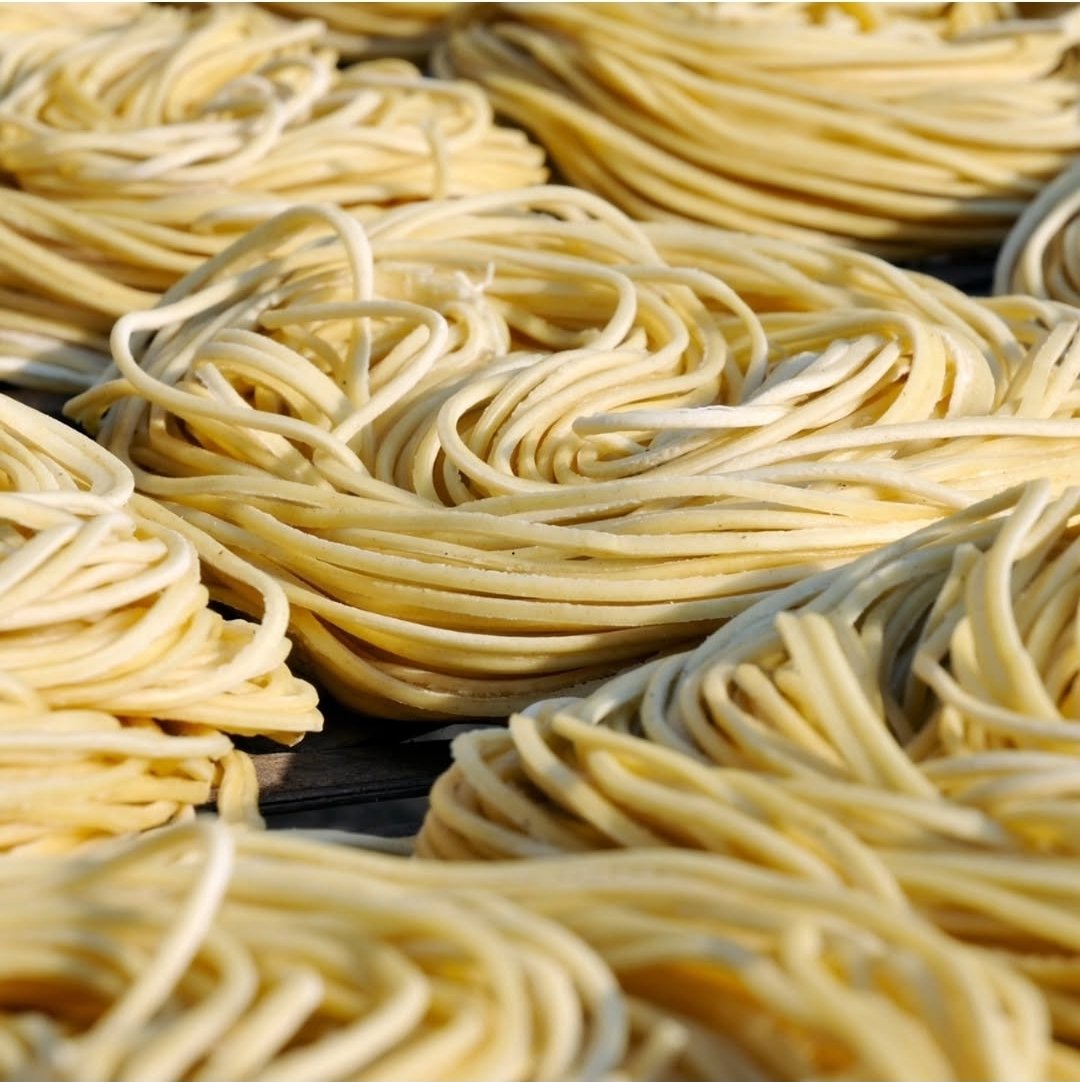 queenspasta's tweet photo. Pick your pasta, choose your sauce, and dinner is done! 🍝 Fresh long noodles + delicious sauce combos available at Queen's Pasta. Because fresh pasta nights just hit different. 

The Pastabilities are endless!™

#queenspasta #torontofoodie
#supportlocal #madeinontario https://t.co/Re4oxiSsDb