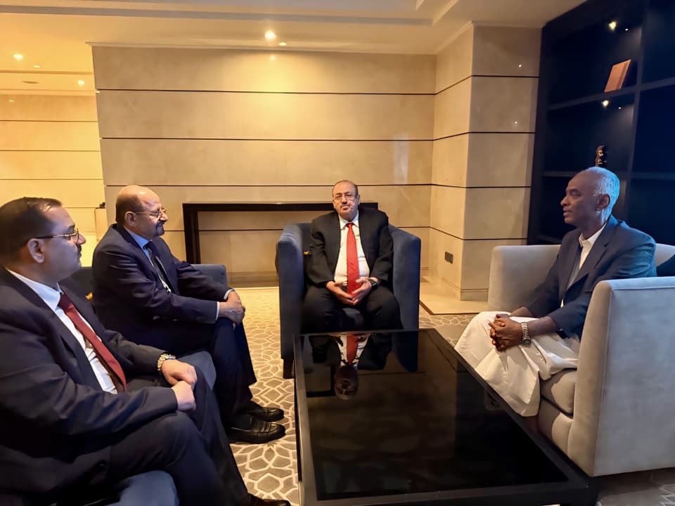 DrAbdullah_AbuH's tweet photo. سعدنا اليوم باللقاء الذي جمع السلطة التشريعية ممثلة برئيس مجلس النواب الشيخ سلطان البركاني مع رئيس مجلس الوزراء الدكتور شائع محسن الزنداني، حيث تم مناقشة عدداً من الملفات الوطنية التي تهم المواطنين على المستويات الاقتصادية والخدمية والمعيشية، وتم استعراض الجهود والإصلاحات التي تعمل الحكومة على تنفيذها في مختلف القطاعات.
كما تم التأكيد على أهمية انعقاد مجلس النواب خلال الفترة القادمة واتخاذ خطوات مهمة بشأن استكمال الاستحقاقات الدستورية وفي مقدمتها النظر في برنامج الحكومة ومنحها الثقة، وإقرار الموازنة العامة للدولة، ومراجعة عدد من التشريعات والقوانين التي تتطلب تعديلات أو تحديثا بما يتواكب مع متطلبات المرحلة الراهنة.
وفي اللقاء، عبرنا عن تقديرنا للدعم الأخوي الذي تقدمه المملكة العربية السعودية لليمن، مثمنين تفاعلها المستمر ومواقفها الداعمة وآخرها الدعم العاجل لقطاع الكهرباء بما يسهم في تعزيز الاستقرار وتحسين الخدمات للمواطنين.