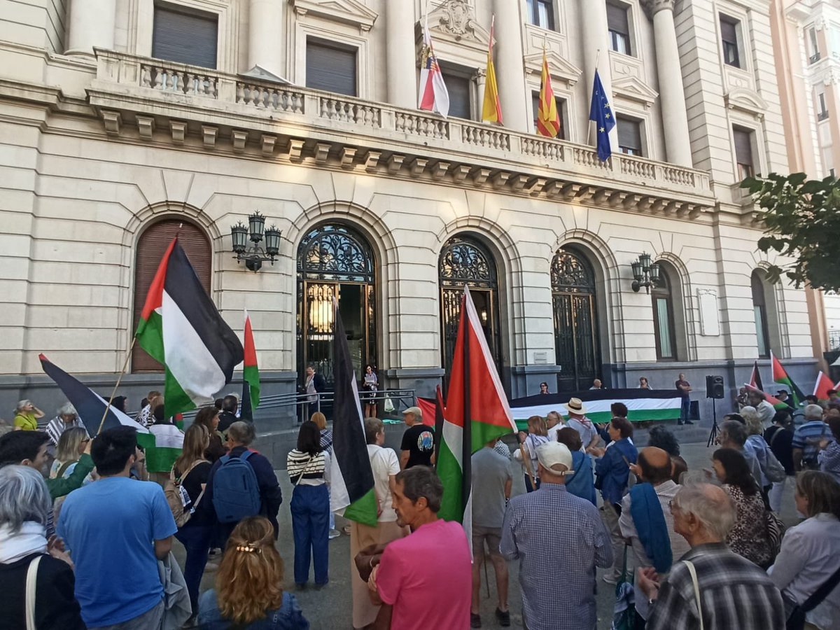 Casapalestina_'s tweet photo. Quienes dicen ser el pueblo elegido de Dios han elegido el hambre, las bombas y la impunidad. Nosotros seguimos eligiendo la humanidad. Gracias por no callar. 🇵🇸✌️ https://t.co/sNRQm0SK7s