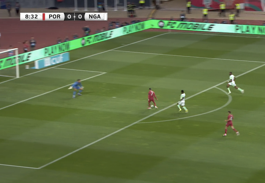 TouchlineX's tweet photo. 📸 - HUGE CHANCE FOR CRISTIANO RONALDO BUT HE CAN'T GET IT ON TARGET! https://t.co/Pua5uhzgaQ