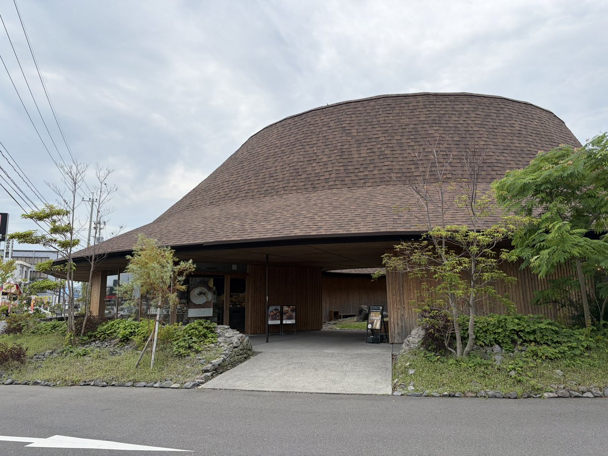 masa84676292's tweet photo. 先日、贈り物をする為に
Andenken東開Holz店へ🚙
バームクーヘンは #Andenken が
一番美味しいと思います✨
東開Holz店は #danken も併設🥖
中庭でゆっくり食べられるのも
魅力の一つです😊
#鹿児島の食と魅力をプロデュース https://t.co/K312OACkeO