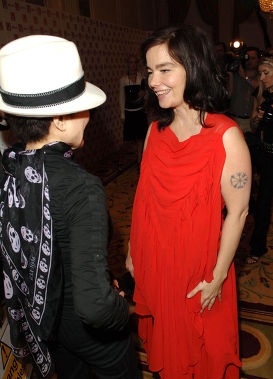 bjorkarchivee's tweet photo. Björk and Yoko Ono (2005) https://t.co/f2TWUEyeic
