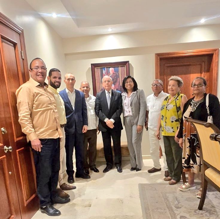 JESULINAMPARO's tweet photo. Lic. Nicolas Medina, miembro de la Dirección Central de la empresa de Leonel, ing Manuel  Beltré, Adriana Rodriguez,  Lila Rodriguez,  Lic. Amneri Brito e Ingeniero Oscar Durán, renuncian para venir al #PLD. https://t.co/MKHWHphZwl