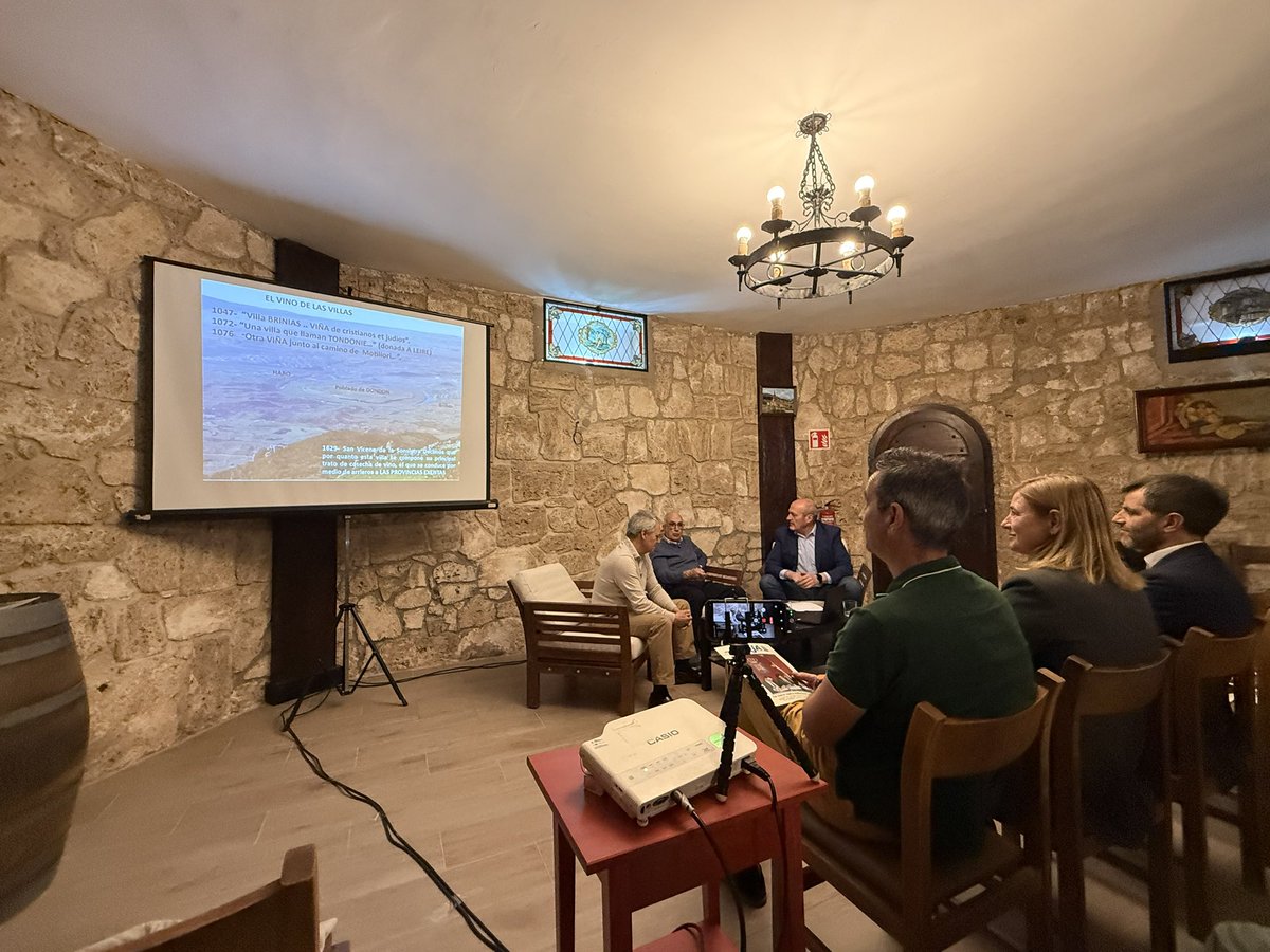 danigarcia_eu's tweet photo. “El Rioja en sus etiquetas. La alianza Vasco-Riojana”. 

Esta tarde, en El Portal de La Rioja, hemos disfrutado de una mesa redonda extraordinaria de la mano de Javier Pascual, Salva Velilla y José Ignacio Junguitu.

Un modelo de éxito compartido con una Historia espectacular 🍷 https://t.co/2i3Etq1ITQ