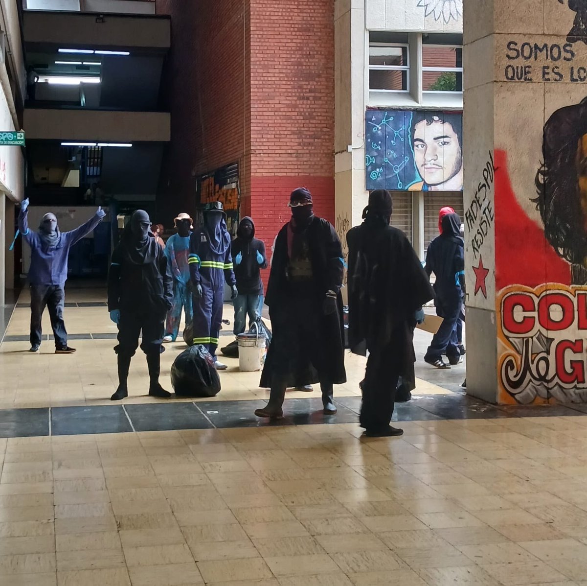 PachoRodriG's tweet photo. Encapuchados desatan desórdenes en Cali desde la Universidad del Valle y ocasionan cierres viales... Se evidencia uso del claustro y manipulación de los estudiantes para generar caos, reportan fuentes oficiales desde la capital del Valle del Cauca... #Univalle @UnivalleCol #Cali https://t.co/dkdeCfHe5F