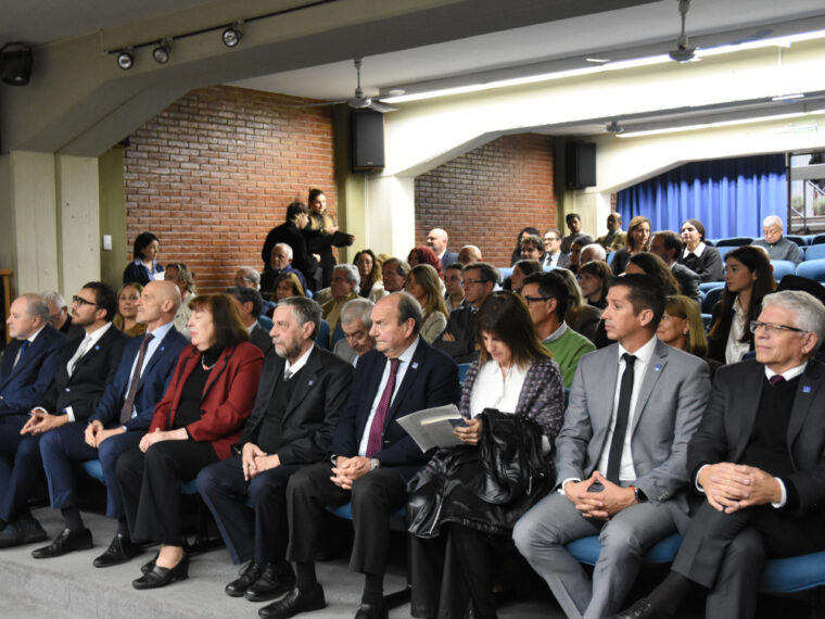 ConamMutual's tweet photo. ✨🌎MENDOZA: HOMANEJA A UNA MUTUALISTA Y DIPLOMÁTICA DE LA ONU

⏩Desde CONAM acompañamos con enorme alegría el Acto de Investidura como Doctora Honoris Causa de la Universidad de Mendoza a Virginia Gamba, defensora de la paz y la educación.

👇LEÉ MÁS
https://t.co/Mrj9KTqMxM https://t.co/eGqeP7Jfq0