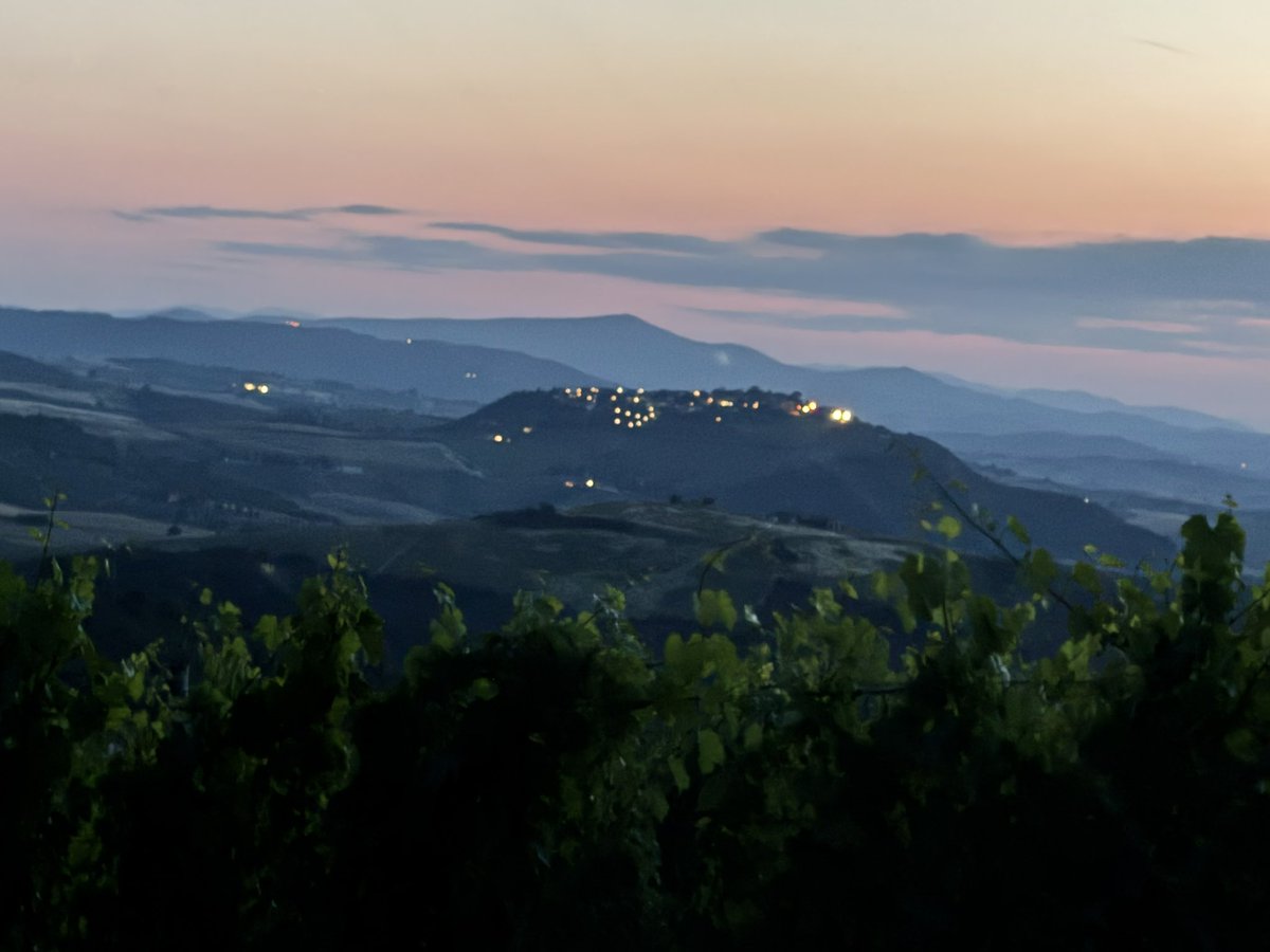 1950shomemaker's tweet photo. Tonight I’m just going to enjoy this view with an exceptional red 🍷 https://t.co/cmxmFpPc1e