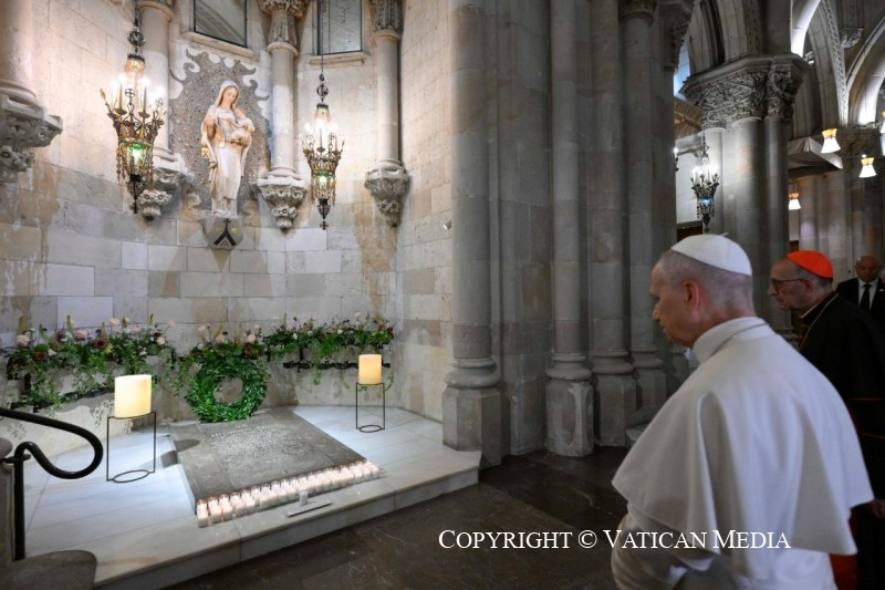 charlesmax48's tweet photo. ✨ 🇻🇦 « Non possiamo credere in Gesù e fare guerra » – Homélie de la messe à la Sagrada Familia, Barcelone, 10 juin 2026

Le moment le plus attendu du voyage. Léon XIV préside la messe solennelle dans la basilique de Gaudí et bénit la Torre de Jesucristo — qui fait de la Sagrada Familia le plus grand édifice catholique du monde.

Une homélie d'une beauté architecturale et théologique — comme si le lieu lui-même inspirait les mots. Le pape médite le sens de cet édifice encore en construction : non pas une œuvre inachevée, mais un temple en marche. Comme la vie chrétienne elle-même — toujours un cantier, toujours une promesse en cours d'accomplissement.

La phrase la plus forte — dite avec une clarté absolue : « Nous ne pouvons pas croire en Jésus et faire la guerre. Nous ne pouvons pas croire en Jésus et tuer l'innocent. Nous ne pouvons pas croire en Jésus et abandonner celui qui souffre. » Trois impossibilités évangéliques que la croix illuminée sur la tour la plus haute de Barcelone rend visibles depuis la Méditerranée.

Un hommage émouvant à Antoni Gaudí — vénérable dont la cause de béatification avance — dont la foi ardente a fait de cet édifice une Bible de pierres, de couleurs et de lumière. Et la conviction que la beauté et l'art sont des voies éminentes d'évangélisation.

👉 La Croix au sommet de la Sagrada Familia — signe lumineux le jour, phare ouvert sur la Méditerranée la nuit — est le programme de tout ce pontificat : Tu solus Sanctus, Tu solus Dominus, Tu solus Altissimus.

👉 « Dieu soit béni pour toujours ! » 🙏

🔗 https://t.co/rhZkKdKC8e

#PapeLeonXIV #LéonXIVenEspagne #Barcelone #SagradaFamilia #Gaudí #Paix #Croix