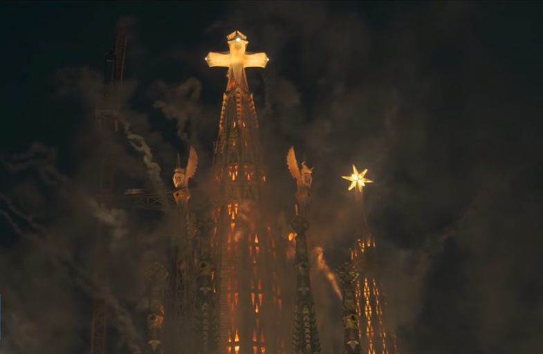vaticannews_it's tweet photo. La #SagradaFamília illuminata da giochi di luci, un momento emozionante con la Torre di Gesù che spicca nel buio di Barcellona https://t.co/gDyoEPvCdf