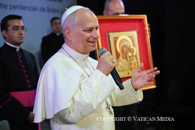 charlesmax48's tweet photo. 🇪🇸 🇻🇦 Bilan de la journée à Barcelone, mercredi 10 juin 2026

La journée la plus historique du voyage — et peut-être l'une des plus belles de ce pontificat.

Fidèle à sa signature, Léon XIV a commencé par les prisonniers de Brians 1 — avant Montserrat et la Sagrada Familia. « Dieu t'aime tel que tu es — mais il te rêve meilleur ! »

À Montserrat ensuite — agenouillé devant la Moreneta, une confidence personnelle touchante sur ses années à Trujillo où cette même Vierge l'accompagnait. Un appel à déposer les armures qui durcissent nos cœurs. Et depuis le balcon, joyeux et spontané : « La foi donne la vie et l'espérance ! »

À l'église Sant'Agostino — les œuvres de charité, les enfants, les questions d'un petit Renzo. Le football, les grands-parents, le pardon. « Chaque enfant est un rêve de Dieu. »

Et enfin — la Sagrada Familia. La Torre de Jesucristo bénie. Une homélie d'une beauté et d'un courage remarquables. La croix au sommet — phare sur la Méditerranée. Et ces trois impossibilités évangéliques prononcées clairement : « Nous ne pouvons pas croire en Jésus et faire la guerre. Nous ne pouvons pas croire en Jésus et tuer l'innocent. Nous ne pouvons pas croire en Jésus et abandonner celui qui souffre. »

👉 Une journée qui restera dans l'histoire — du plus petit des prisonniers au plus grand édifice catholique du monde.

👉 Demain, les Canaries. 🙏

#PapeLeonXIV #LéonXIVenEspagne #Barcelone #SagradaFamilia #Montserrat #Bilan