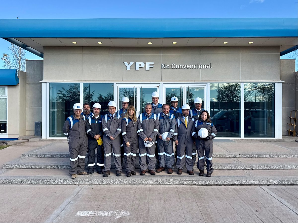 Rolo_Figueroa's tweet photo. NEUQUÉN PUEDE BRINDAR SEGURIDAD ENERGÉTICA A CHILE

Recibimos en Neuquén al gobernador del Biobío, @sgiacamang , al canciller @MinPerezMac y a la ministra @ximerincon para avanzar en un marco de cooperación energética que permita vincular la producción de Vaca Muerta con la infraestructura portuaria chilena sobre el Pacífico.

Neuquén puede brindar seguridad energética a Chile y, para lograrlo, queremos construir una agenda permanente de trabajo y colaboración.

Agradezco al presidente de YPF, @HoracioMarínOk, por la recepción, y al secretario de Coordinación de Energía y Minería de la Nación, Daniel González, por acompañar este encuentro.

La Norpatagonia argentino-chilena tiene un destino común y, para hacerlo realidad, debemos trabajar en equipo.