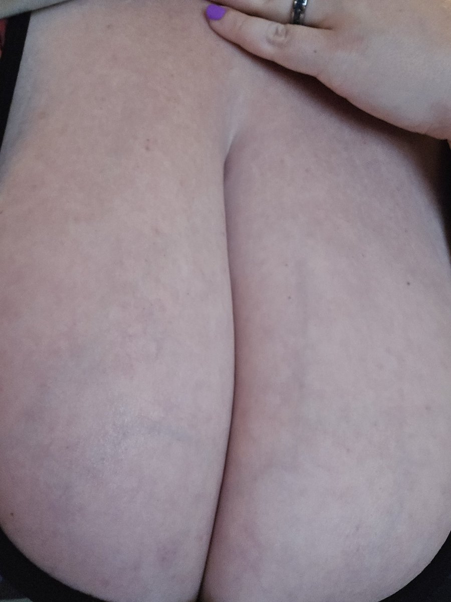 CreamMatron's tweet photo. The girls do be beefin in here some days 😂 https://t.co/pDsSahSN1N