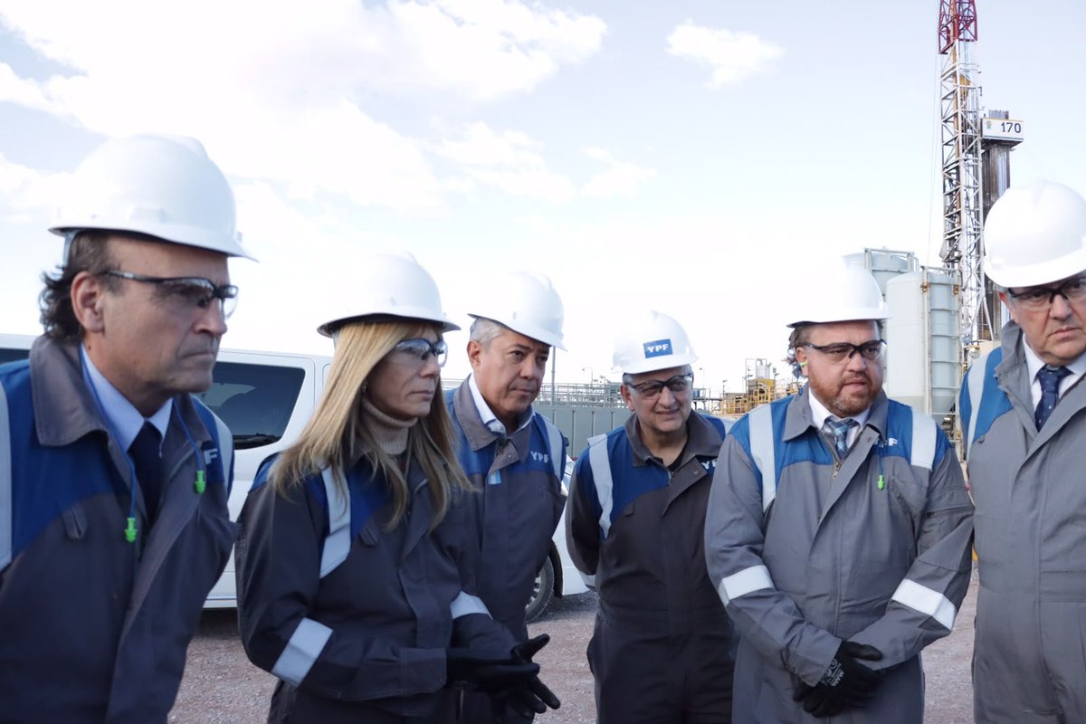 Rolo_Figueroa's tweet photo. NEUQUÉN PUEDE BRINDAR SEGURIDAD ENERGÉTICA A CHILE

Recibimos en Neuquén al gobernador del Biobío, @sgiacamang , al canciller @MinPerezMac y a la ministra @ximerincon para avanzar en un marco de cooperación energética que permita vincular la producción de Vaca Muerta con la infraestructura portuaria chilena sobre el Pacífico.

Neuquén puede brindar seguridad energética a Chile y, para lograrlo, queremos construir una agenda permanente de trabajo y colaboración.

Agradezco al presidente de YPF, @HoracioMarínOk, por la recepción, y al secretario de Coordinación de Energía y Minería de la Nación, Daniel González, por acompañar este encuentro.

La Norpatagonia argentino-chilena tiene un destino común y, para hacerlo realidad, debemos trabajar en equipo.