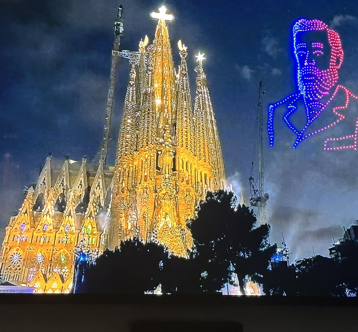 DBR8's tweet photo. Impressionant la imatge. La capacitat q té Barcelona de convertir una cerimònia religiosa en un espectacle absolutament emocionant. 

SOM I SEREM GENT CATALANA, TANT SI ES VOL COM SI NO ES VOL. 

❤️ https://t.co/Q8TzZTp3D8