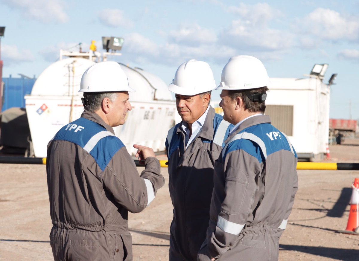 Rolo_Figueroa's tweet photo. NEUQUÉN PUEDE BRINDAR SEGURIDAD ENERGÉTICA A CHILE

Recibimos en Neuquén al gobernador del Biobío, @sgiacamang , al canciller @MinPerezMac y a la ministra @ximerincon para avanzar en un marco de cooperación energética que permita vincular la producción de Vaca Muerta con la infraestructura portuaria chilena sobre el Pacífico.

Neuquén puede brindar seguridad energética a Chile y, para lograrlo, queremos construir una agenda permanente de trabajo y colaboración.

Agradezco al presidente de YPF, @HoracioMarínOk, por la recepción, y al secretario de Coordinación de Energía y Minería de la Nación, Daniel González, por acompañar este encuentro.

La Norpatagonia argentino-chilena tiene un destino común y, para hacerlo realidad, debemos trabajar en equipo.