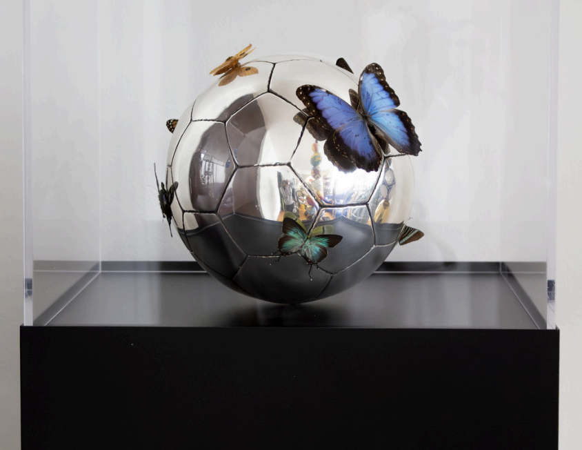 DeSuplemento's tweet photo. “Entre el suelo y el sueño”: Exposición que convierte el futbol en arte, propósito y transformación social.
La artista mexicana Karen Rumbos presenta colección escultórica inspirada en los balones más icónicos de la historia y se une a Champagne Taittinger y love. https://t.co/cihxCv0DTK