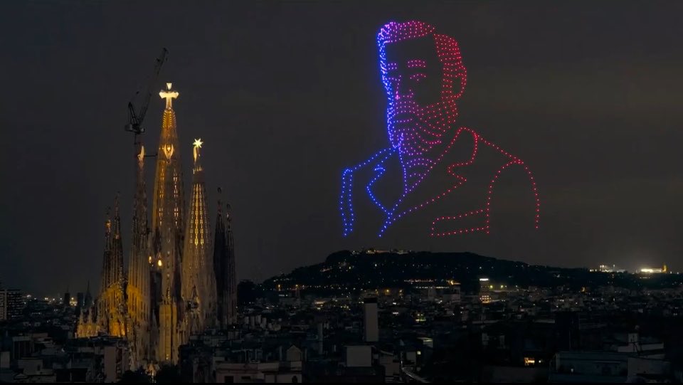 MRSHL0's tweet photo. Ha estat un dels moments més emotius que recordo els darrers anys a casa nostra, Catalunya.

Veure com qui va idear un símbol tan nostre, reviu uns instants per veure emocionat el que ha construït.

Gràcies, Antoni Gaudí ❤️🥹 https://t.co/iAdYruUdFz