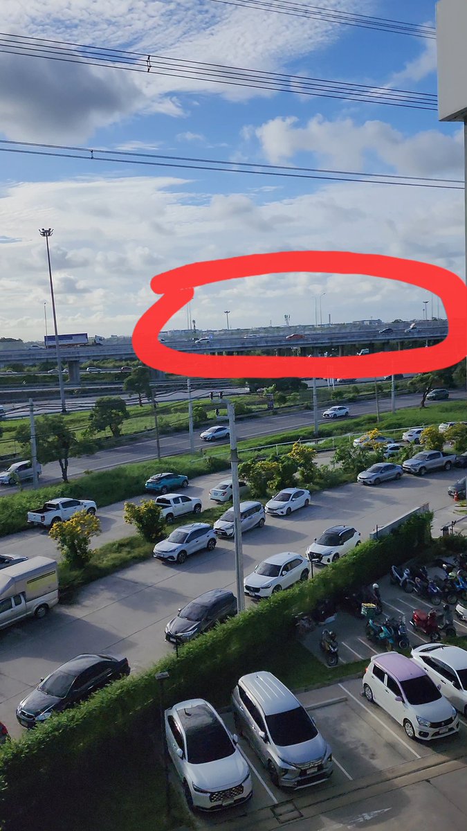 rageandbloom's tweet photo. @wayvinhos nah, é nos subúrbios de Bangkok, em teoria um lugar mais calmo (mas o congestionamento e a quantidade de carro é uma merda também). inclusive isso que você vê no vídeo é o Suvarnabhumi (aeroporto principal de Bangkok) https://t.co/5VuHberjnX