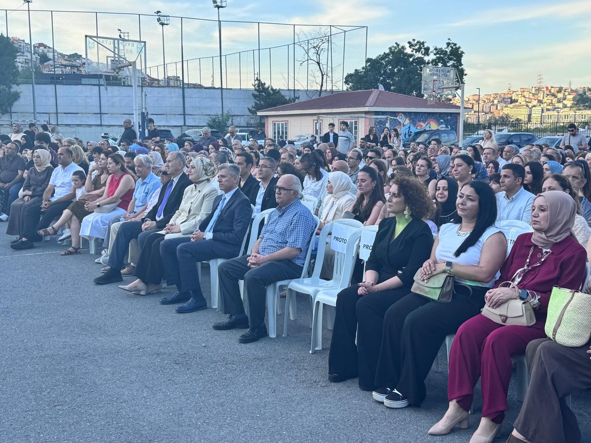 EyupsultanMem's tweet photo. 🎓 Eyüpsultan Kaymakamı Sayın Dr. Arslan Yurt ve İlçe Millî Eğitim Müdürü Zeliha Yıldız, ilçemizin köklü okullarından Eyüpsultan Anadolu Lisemizin 114. Dönem Mezuniyet Töreni'nde mezun olan öğrencilerimizin kep atma heyecanına ortak oldular. 

Bilgiyi erdemle, başarıyı karakterle, yeteneği sorumlulukla buluşturan, düşünen ve üreten, geleceği şekillendirecek ve ülkemizi daha da ileriye taşıyacak bu genç mezunlarımızı tebrik ediyor; başarılarla dolu bir eğitim ve yaşam yolculuğu temenni ediyoruz ✨️