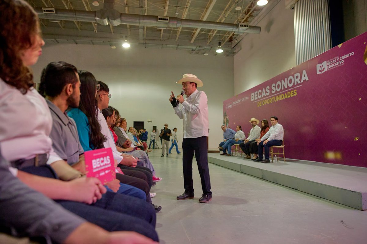 AlfonsoDurazo's tweet photo. Con la entrega de la Beca “Sonora de Oportunidades” en Puerto Peñasco seguimos impulsando el bienestar de nuestras y nuestros jóvenes.
Con este apoyo podrán continuar su formación y alcanzar sus metas profesionales. https://t.co/5vl1PwksIM