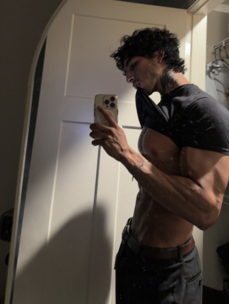 hotdudezz's tweet photo. https://t.co/8he8eiYQjc