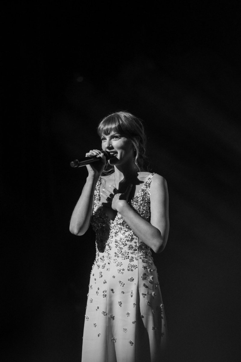 besttofswift's tweet photo. the prettiest girl in the room ♡ https://t.co/Rxy0FOlXIj