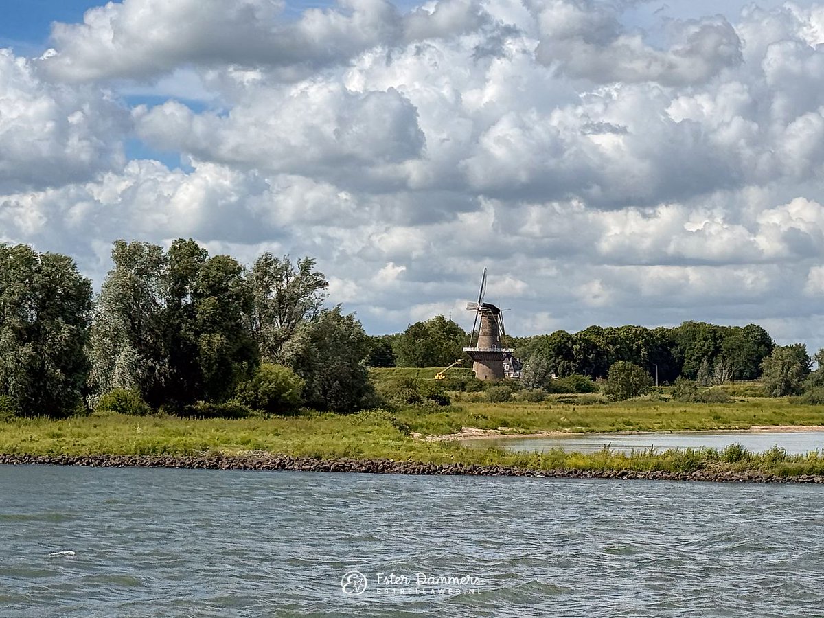 ByEstrella's tweet photo. Het was vandaag mooi op de #Merwede! Op foto 4 zie je molen 'De Hoop'. https://t.co/JBuFONLP7V