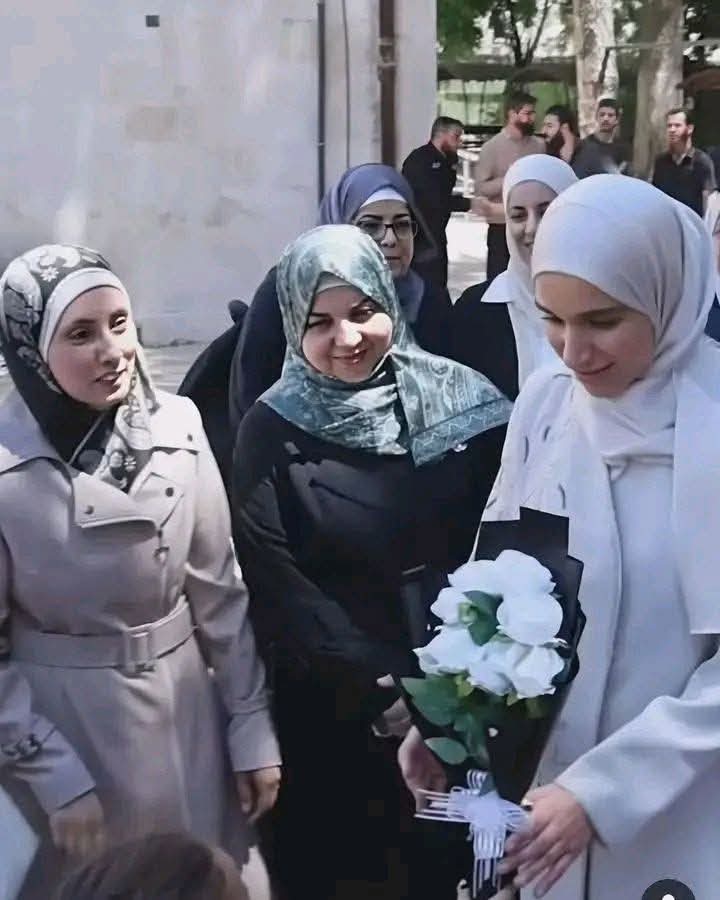 SallyAlHomsiya's tweet photo. صارت زوجة رئيس و مر وقت منيح ومع هيك ماتغيرت نفس التواضع والادب والاخلاق و الخجل 
الله يتمم علينا وينصرنا ويعز بلادنا فيهم يا رب❤️ https://t.co/q1iHeMNJFu