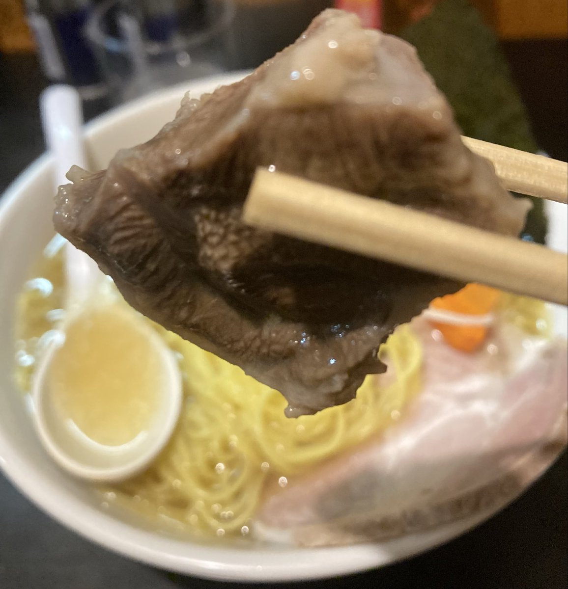 V4Bs4WCcL85H2Sm's tweet photo. 一条流がんこラーメン総本家分家 四谷荒木町にてポトフ風上品ラーメン塩を食す🍥
フランスの伝統的な家庭料理&amp;がんこ出汁のクロスオーバー仕様✨黒毛和牛脛肉や春の旬野菜たちで構成された食材陣テイストがそれぞれを補完し合う魅力的なシナジーを発揮🌠上品系がんこの旨さと矜持を犇犇と感じる逸杯👑 https://t.co/HXghbJvsjy