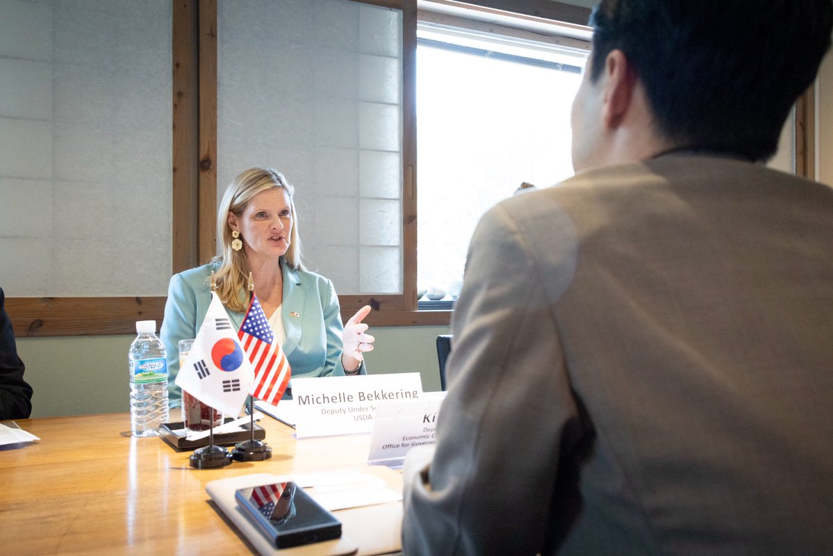 USDAForeignAg's tweet photo. Working through policy Issues &amp; a great burger! 🍔

Advancing U.S. #AgTrade in Seoul today! DUS Bekkering addressed the ROK National Assembly, celebrated American Burger Week &amp; met with other officials to talk trade policy &amp; explore more opportunities for American ag in Korea🚜🇰🇷 https://t.co/4r50RmTQ2t