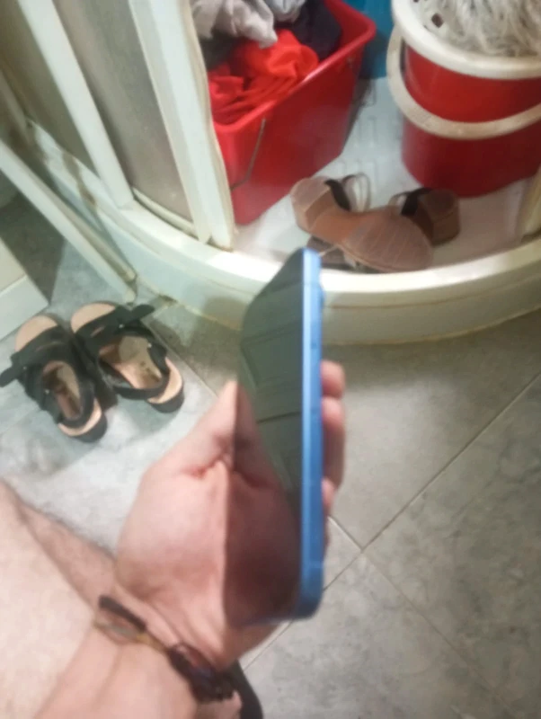 bottomcentre's tweet photo. La gente poniendo a vender... ¿Está cagando? https://t.co/dhb6Uu04bE