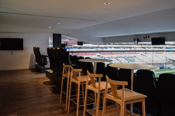 SoyOtraAriana's tweet photo. ¿Cómo se manejó jurídicamente el tema de los palcos del estadio en el Mundial de México 1986? 

En aquellos años la FIFA si bien tenía control de los estadios, su cuaderno de cargos no era el monstruo hiper-regulado, comercial y corporativo que es hoy. Tampoco existían las penalizaciones multimillonarias  por temas de exclusividad de patrocinios, o de controles de accesos al mismo. 

En aquel bendito 86 se respetó a los palcohabientes el acceso a todos los partidos del Mundial, la FIFA ni el Comité organizador se atrevieron a cerrar la puerta ya que respetaron la vigencia del contrato civil. 

Se les proporcionó una tarjetas de identificación, o pases especiales de acceso válidos para el evento, respetando la capacidad original de sus escrituras. 

Y aunque hubo ciertas restricciones logísticas por seguridad en los accesos generales, no existió el celo corporativo de este 2026 de prohibir meter alimentos y bebidas con el argumento de violación a la exclusividad comercial millonaria de patrocinadores. 

Pero, ¿por qué en 2026 de plano el tema se convirtió en un caos judicial?, pues te cuento que a mi forma de ver, radicó en 3 factores: 

1.- El modelo de negocio de la FIFA en 1986 se basaba principalmente en taquilla y derechos de TV básicos. En 2026 este tiene base en exclusividades comerciales absolutas, hospitality de lujo y control perimetral estricto.

2.- La seguridad internacional en 1986 tenía controles de acceso coordinados pero ordinarios. Hoy, esos protocolos son antiterroristas y se basan 100% en el control de masas absolutamente estrictos.

3.- En 1986 los acuerdos fueron políticos y civiles entre la administración del Estadio Azteca y las autoridades a favor de los palcohabientes. En 2026 esto se llevó al terreno judicial, obligando a la autoridad a ponderar el Principio de Interés Público del evento sobre el derecho civil privado.

Y seamos honestos, la verdadera razón del coraje y la indignación de los dueños, es que se les cayó el activo financiero, porque la idea era convertir su propiedad  en la "gallina de los huevos de oro", y no los culpo, es muy atractivo pensar en la rentabilidad de sus espacios a empresas o a turistas extranjeros por miles de dólares.

Peeeero, no contaban con que, la FIFA en conjunto con la administración del estadio impusieran el uso de boletos digitales obligatorios y personalizados para cada partido, evitando que los dueños operen el negocio por fuera, argumento que la FIFA pudo defender y que la autoridad tomó en cuenta. 

Para la Asociación de Palcohabientes, que la FIFA venga a decirles cómo operar comercialmente su propiedad se siente como un atropello a sus derechos patrimoniales. 

Ya veremos en qué termina esta batalla legal campal...