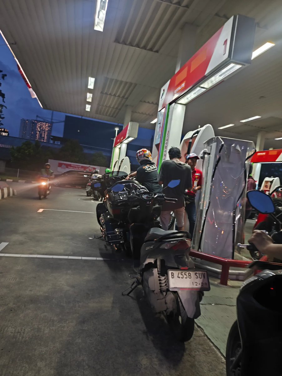 txtharihariWNI's tweet photo. Semua pada kabur pake pertalite
Harley aja ke pertalite 😭

Guys disini ada yang bisa jelasin nggak?
Motor harley bisa isi pertalite subsidi?🥲

sc:threadsalfiandi_akbar https://t.co/SFvAnV4KSN