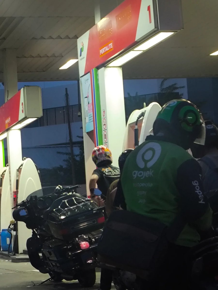 txtharihariWNI's tweet photo. Semua pada kabur pake pertalite
Harley aja ke pertalite 😭

Guys disini ada yang bisa jelasin nggak?
Motor harley bisa isi pertalite subsidi?🥲

sc:threadsalfiandi_akbar https://t.co/SFvAnV4KSN
