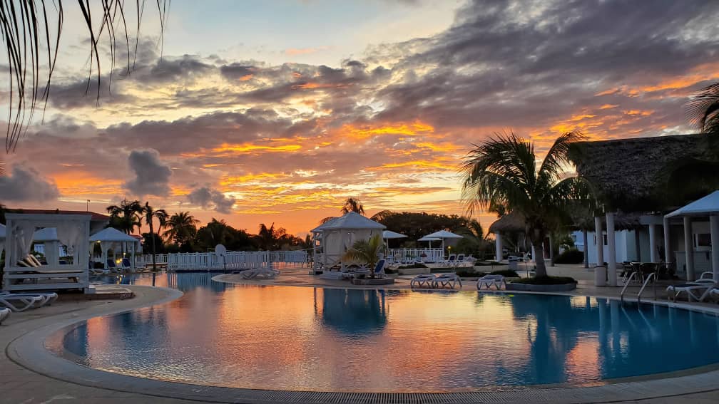 LeidysdelaPera's tweet photo. El paraíso también se encuentra bajo las nubes.... vívenos.
#GranCaribeHoteles
#SolCayoCoco. https://t.co/1IS8kArPCi