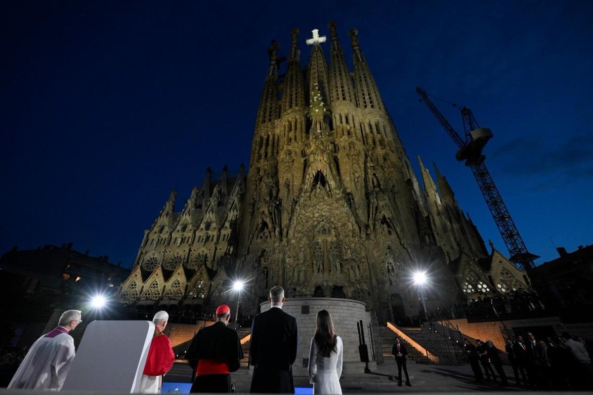 vaticannews_fr's tweet photo. 🇪🇸 Á l'issue de la messe présidée ce mercredi soir par le #Pape Léon XIV à la Sagrada Família, à #Barcelone. Inauguration de la tour de Jésus-Christ.
-> https://t.co/TjxkokWf8Z https://t.co/W7ldM6ZWMN