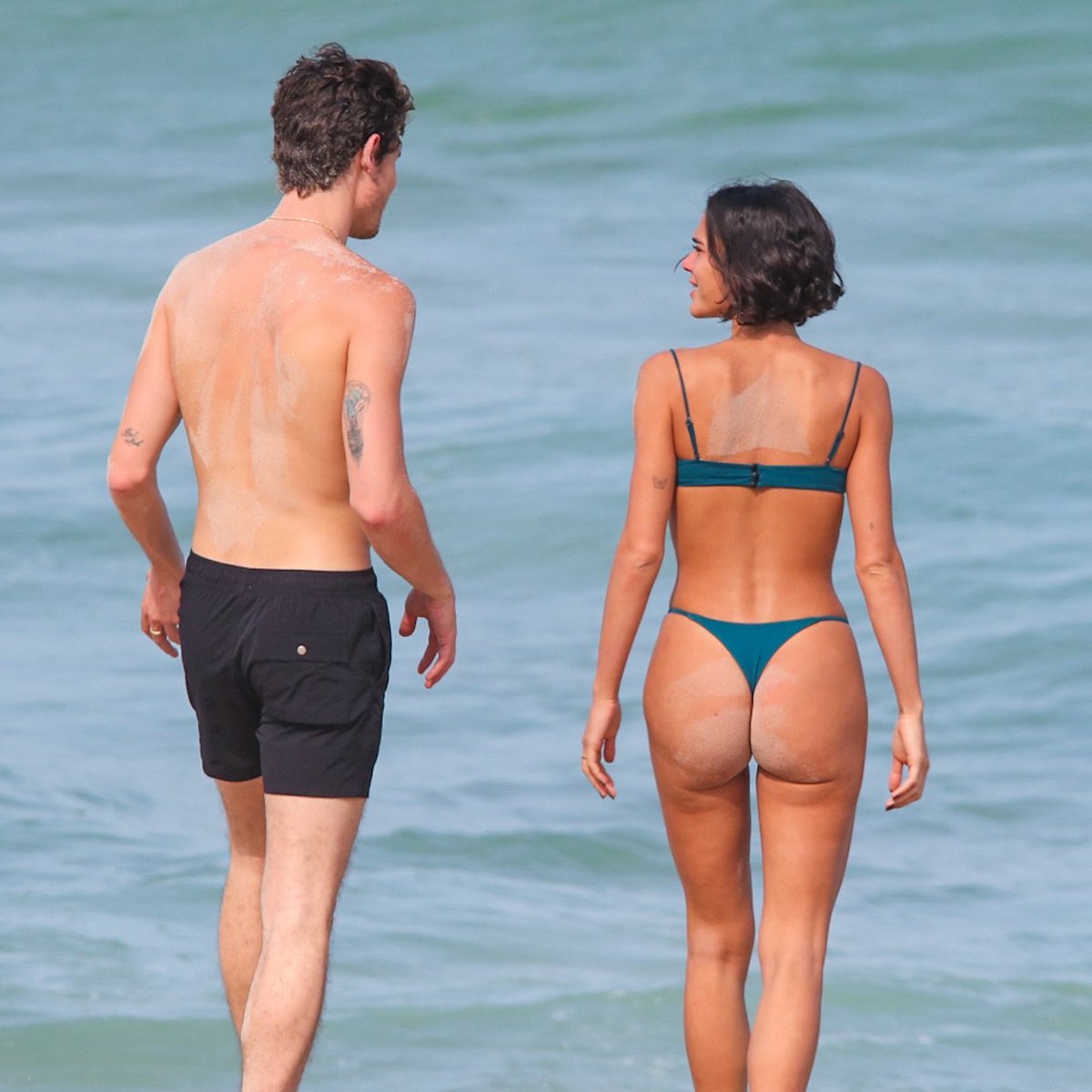 choquei's tweet photo. 🚨FAMOSOS: Bruna Marquezine e Shawn Mendes foram flagrados aproveitando um dia de praia no RJ. https://t.co/BK3iGMak3O