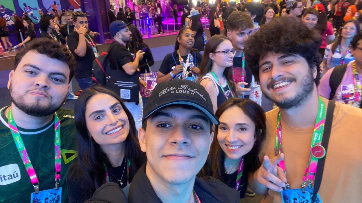 dexpacv's tweet photo. Despedidas nunca são fáceis. Depois de 7 anos, estou encerrando meu ciclo na LOUD.

Entrei quando tudo ainda era só o começo e tive o privilégio de crescer junto com a organização durante todos esses anos. Foram muitas fases, projetos, campanhas, pessoas incríveis e momentos que mudaram completamente a minha vida.

Tenho muito orgulho de tudo que construímos juntos. E vou sentir muita saudade dessa comunidade absurda que sempre esteve presente, torcendo, apoiando e fazendo a LOUD ser o que ela é.

Agora sigo para novos desafios, projetos e oportunidades, levando comigo toda a bagagem adquirida ao longo desses anos.

Obrigado por tudo, @LOUDgg  💚
