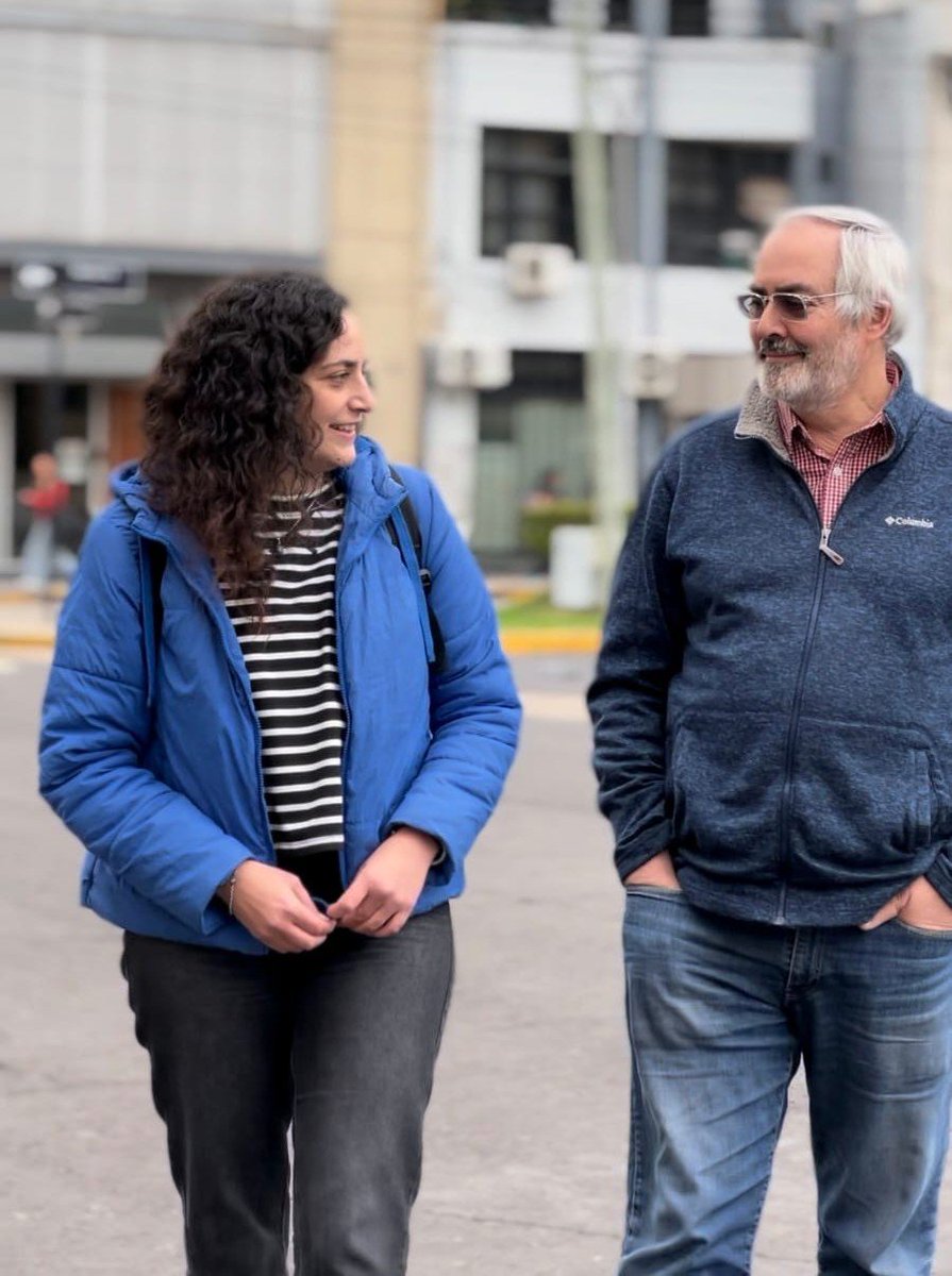 Ale_Bodart's tweet photo. Ya me encuentro en Paraná, Entre Ríos, junto a @NadiaGBurgos. Nos solidarizamos con el acampe docente y los trabajadores de Tres Arroyos que están acompañando la medida. Esta noche los esperamos en España 353 para escuchar nuestras propuestas frente al desafío histórico de la izquierda en el país!