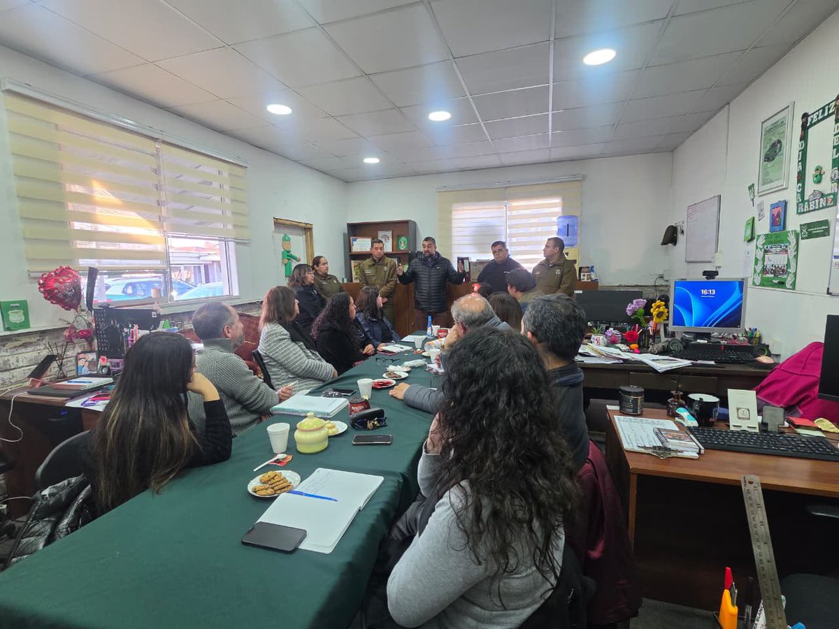 CarabPrefecSur's tweet photo. #LaGranja @CarabMicc  de la 13º Comisaria de La Granja, realiza reunión con  Red de Colegios Subvencionados de la Comuna, con el fin de coordinar acciones que promuevan la seguridad y conocer las necesidades y problemáticas de la comunidad educativa. #carabinerosdetodos 🚓🚨 https://t.co/d883VonlPR