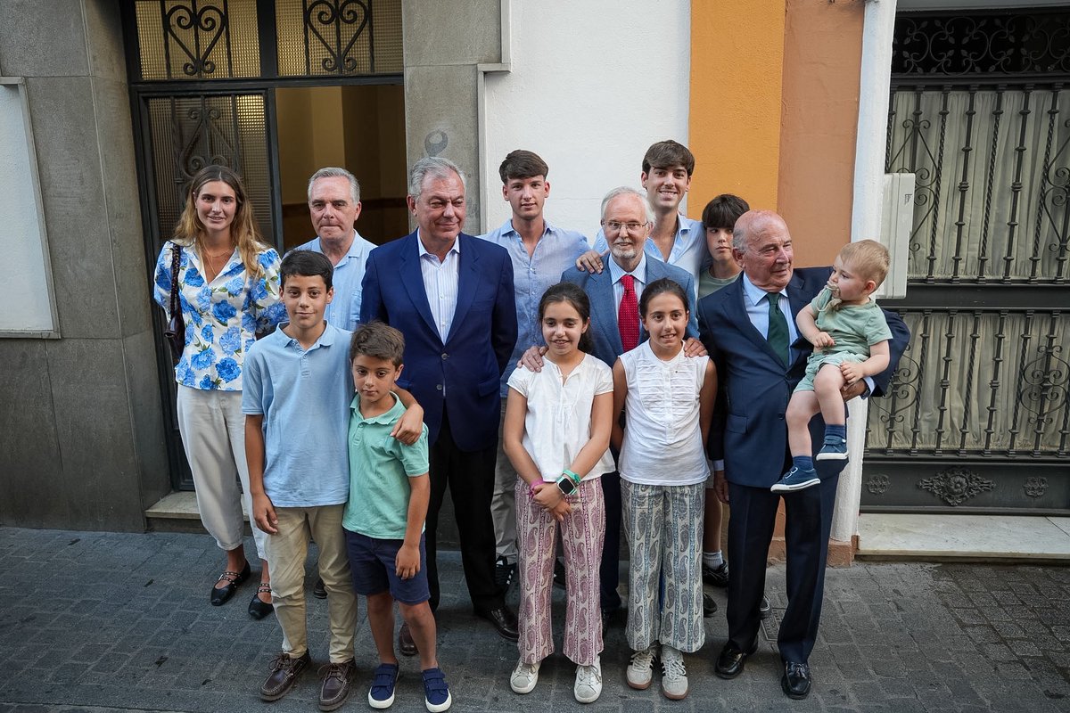 jlsanzalcalde's tweet photo. Sevilla salda una deuda con Aníbal González en el 150 aniversario de su nacimiento

Un azulejo recordará para siempre donde nació el hombre que imaginó una Sevilla más monumental, ambiciosa y universal

Su legado sigue vivo en nuestra ciudad y nos inspira para construir el futuro https://t.co/lNuGDSrsgL