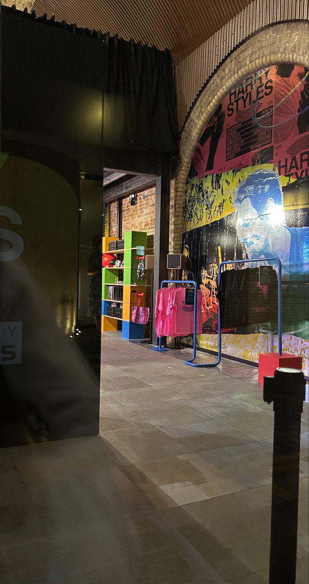 discodivarry's tweet photo. the harry styles london pop up is ready it’s all happening oh my god 🪩💋 https://t.co/UnHhOteAmh