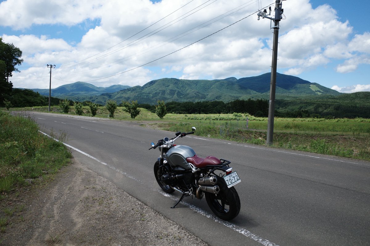 RNINET1982's tweet photo. 純正バッテリー5年目という不安の中エンジンをなかなか切れない笑
シート下にバッテリーありゃ楽なんだけどタンク外さなきゃアクセスできないめんどくささが壁になってる https://t.co/TjZuIv5AMr