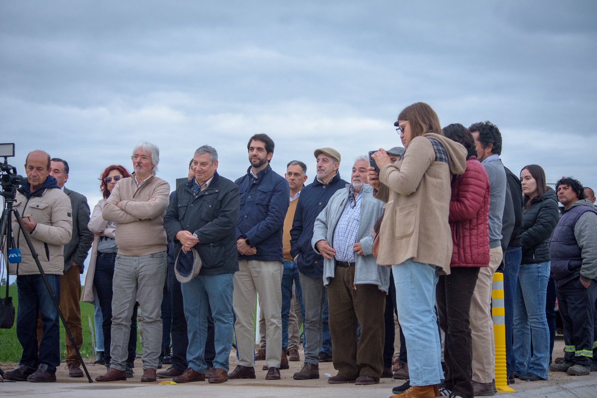 FloridaIDF's tweet photo. Encabezado por el Int. @PajaroEnciso, el 
Coordinador del Área de Descentralización de @oppuruguay, José Manuel Arenas, autoridades departamentales y nacionales, junto a vecinos de la zona, quedó inaugurada la nueva calzada del Paso Vignoli.

#UnNuevoTiempoParaFlorida https://t.co/RbJ3YSEbC9