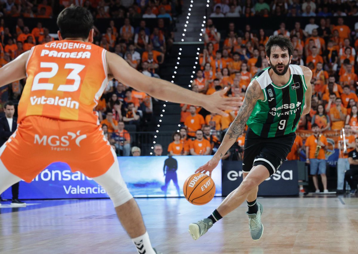 Penya1930's tweet photo. 🟢⚫️ Ens surt creu i caiem a la pròrroga

👉 Malgrat un partit d’excel·lent, l'ASISA Joventut es queda a les portes de la primera victòria de les semifinals davant el Valencia Basket (118-117)

🔗 La crònica: https://t.co/5LudfiwoyD

#CityOfBadalona #ASISAJoventut https://t.co/emzXLVeg6q