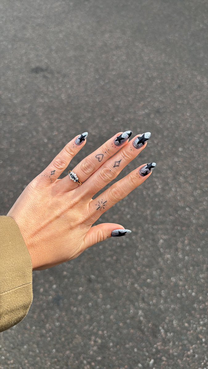 celinaodb's tweet photo. It’s Harry Styles weeeek!! https://t.co/S46corwo2D